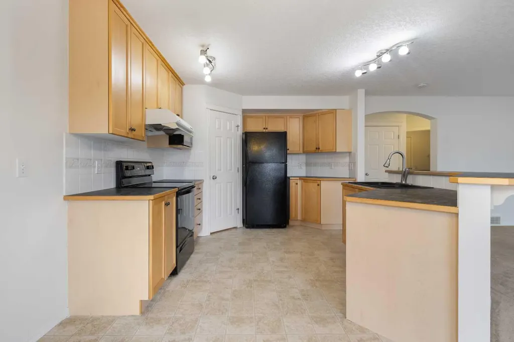 112 Everridge Drive SW Calgary AB T2Y 4R4
