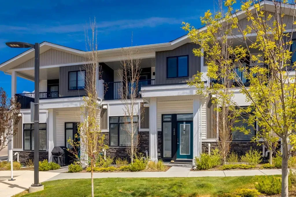 212 Crestbrook Common SW Calgary AB T3B 6L1