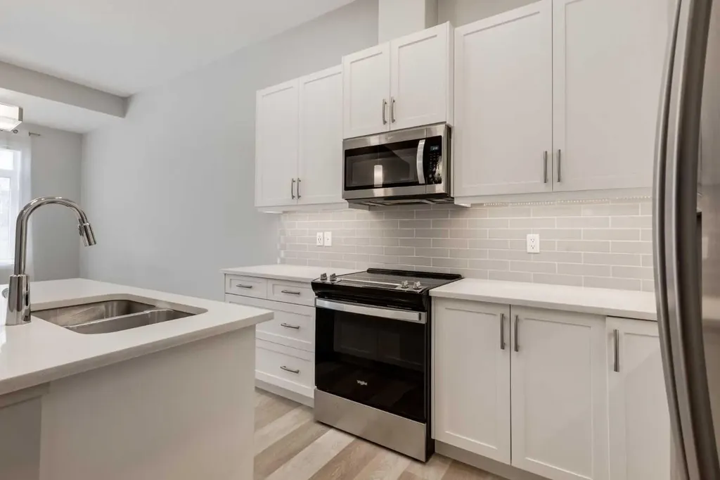 212 Crestbrook Common SW Calgary AB T3B 6L1