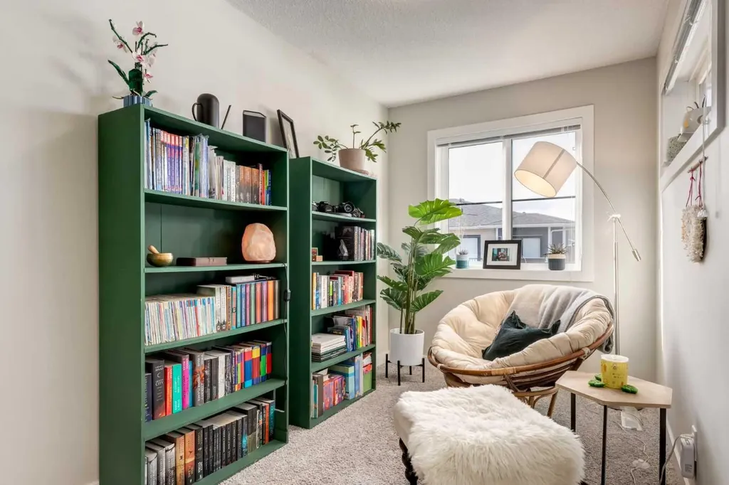 212 Crestbrook Common SW Calgary AB T3B 6L1