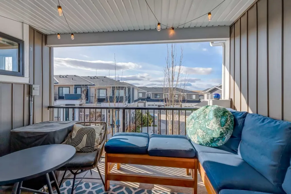 212 Crestbrook Common SW Calgary AB T3B 6L1