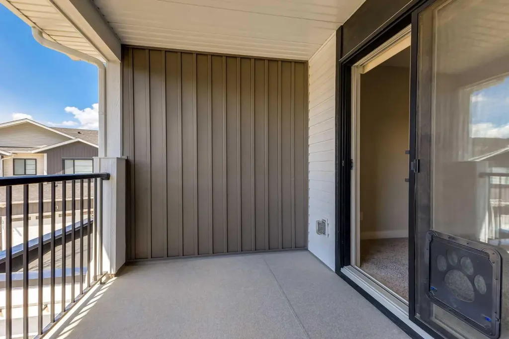 212 Crestbrook Common SW Calgary AB T3B 6L1