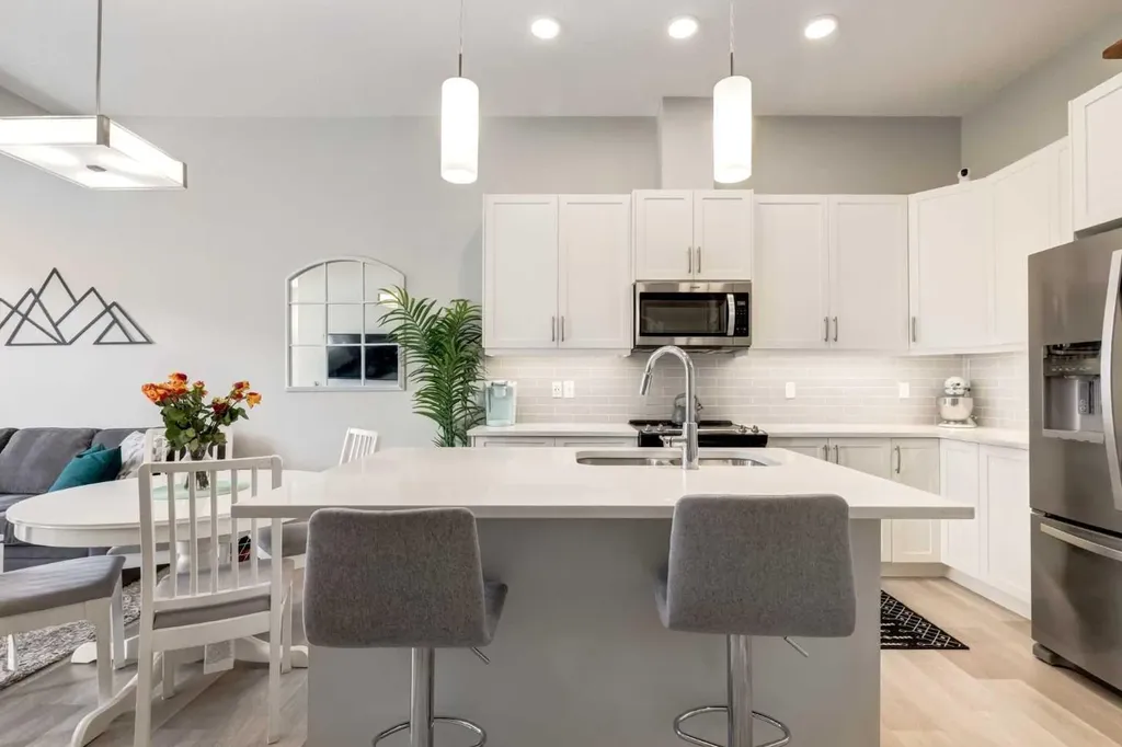 212 Crestbrook Common SW Calgary AB T3B 6L1