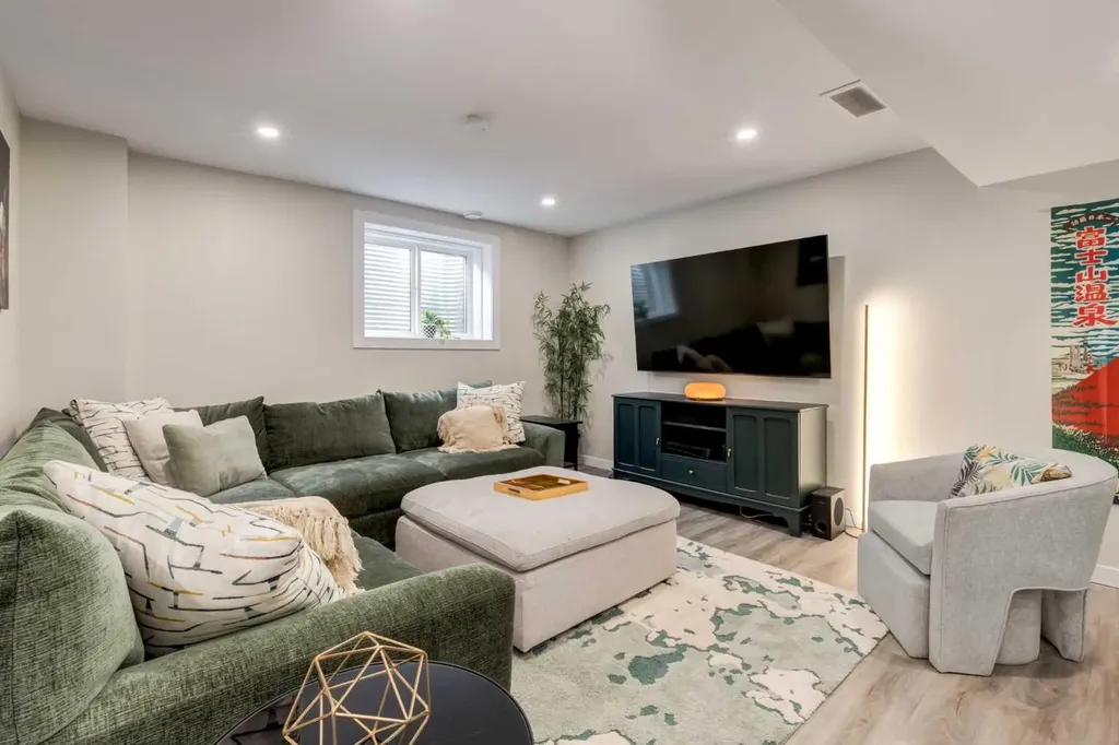 212 Crestbrook Common SW Calgary AB T3B 6L1