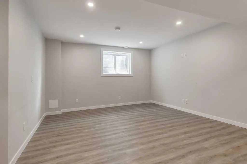 212 Crestbrook Common SW Calgary AB T3B 6L1