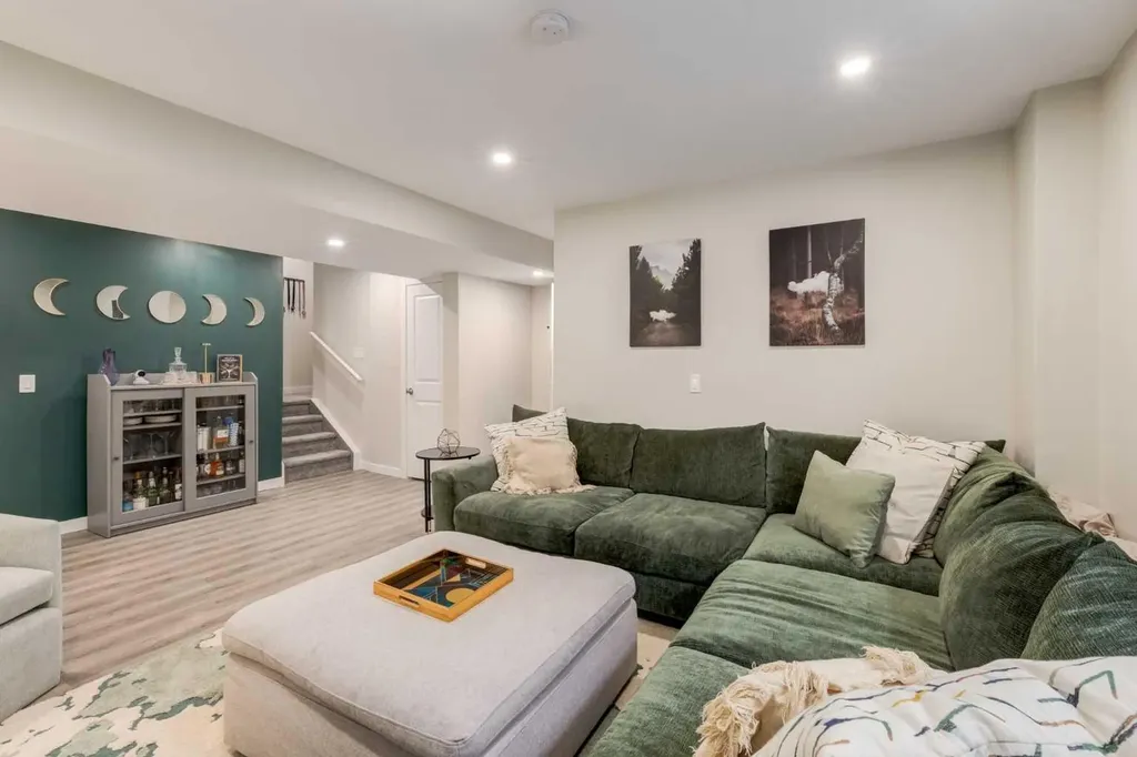 212 Crestbrook Common SW Calgary AB T3B 6L1