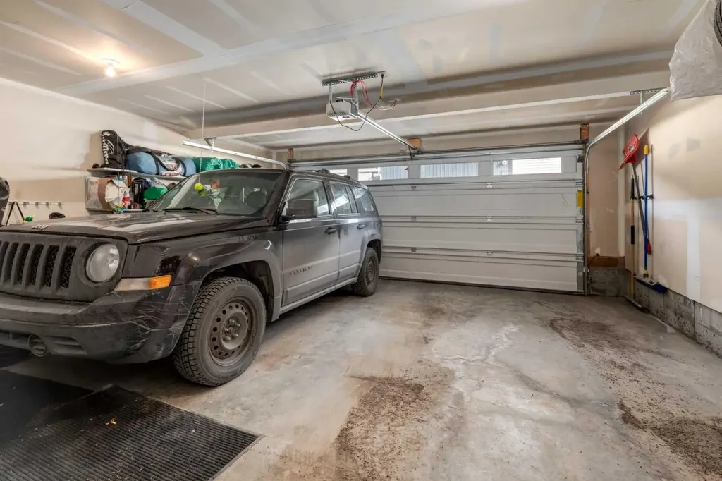 212 Crestbrook Common SW Calgary AB T3B 6L1