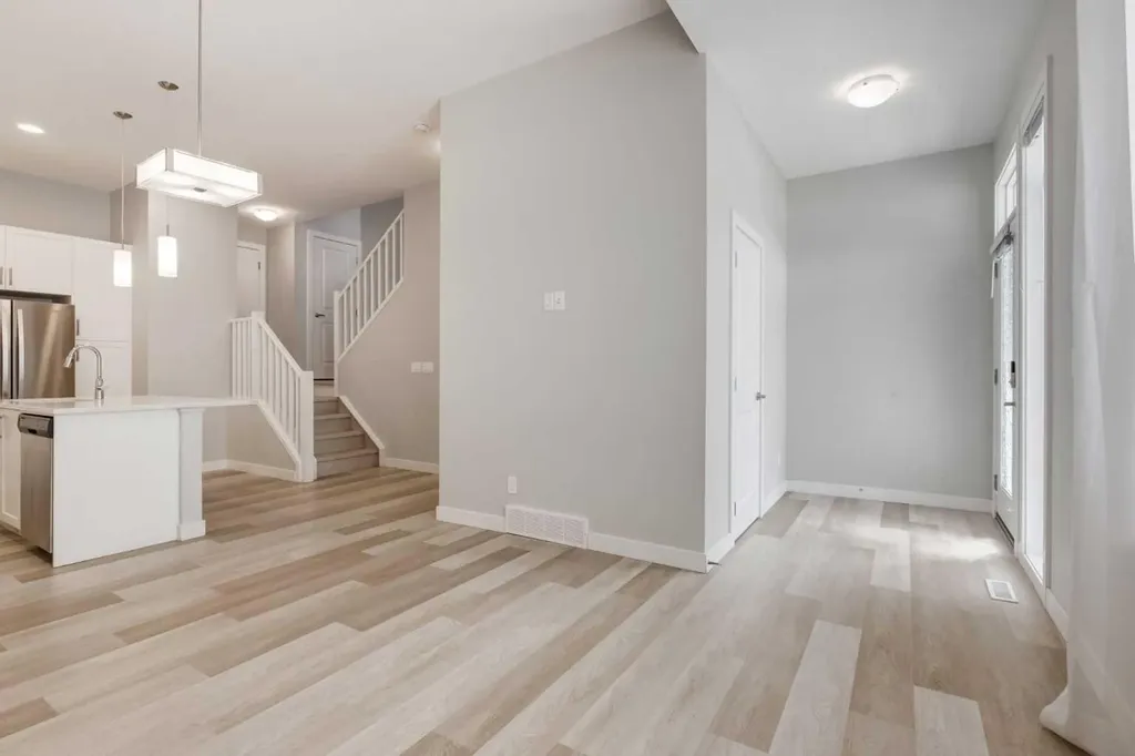 212 Crestbrook Common SW Calgary AB T3B 6L1