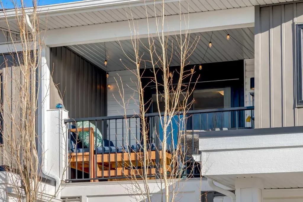 212 Crestbrook Common SW Calgary AB T3B 6L1