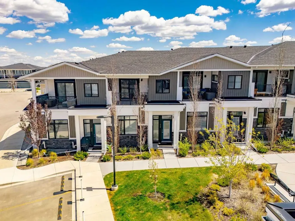212 Crestbrook Common SW Calgary AB T3B 6L1