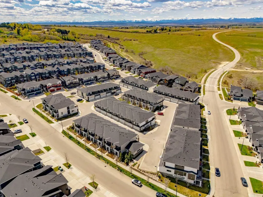 212 Crestbrook Common SW Calgary AB T3B 6L1