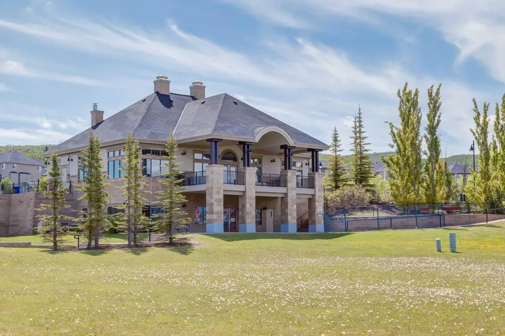 212 Crestbrook Common SW Calgary AB T3B 6L1