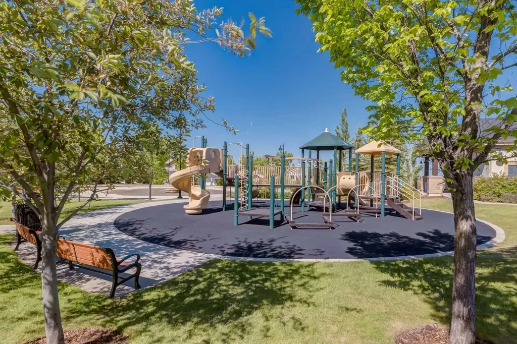 212 Crestbrook Common SW Calgary AB T3B 6L1