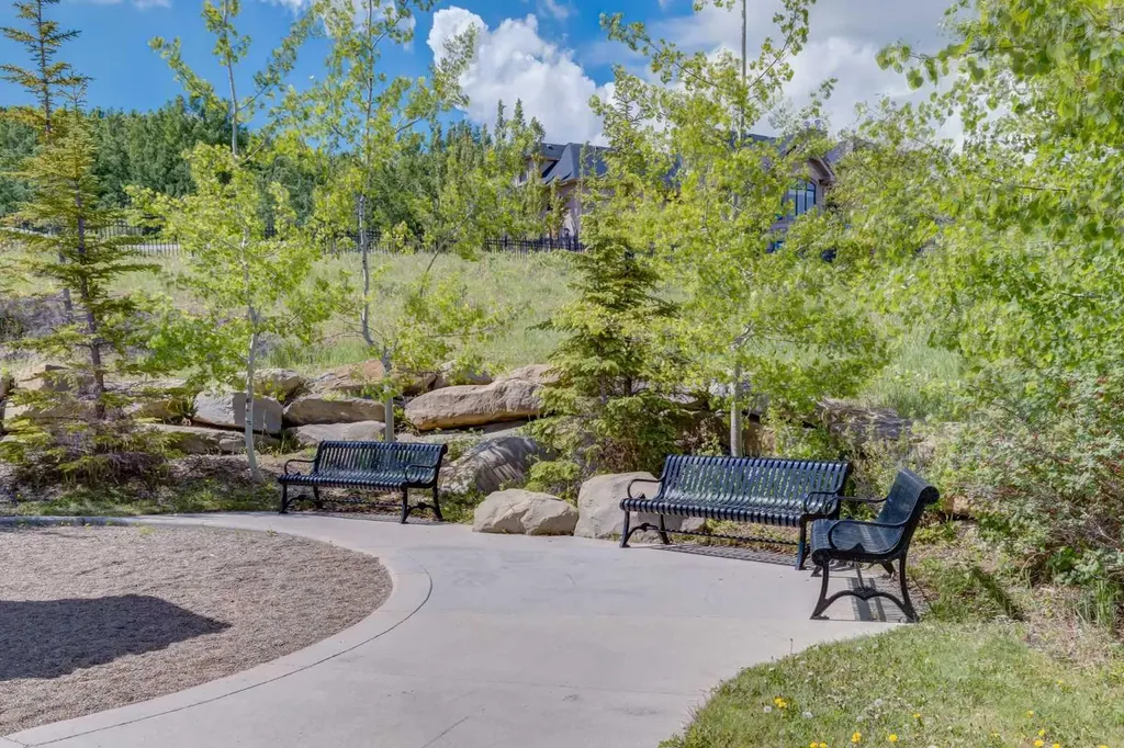 212 Crestbrook Common SW Calgary AB T3B 6L1