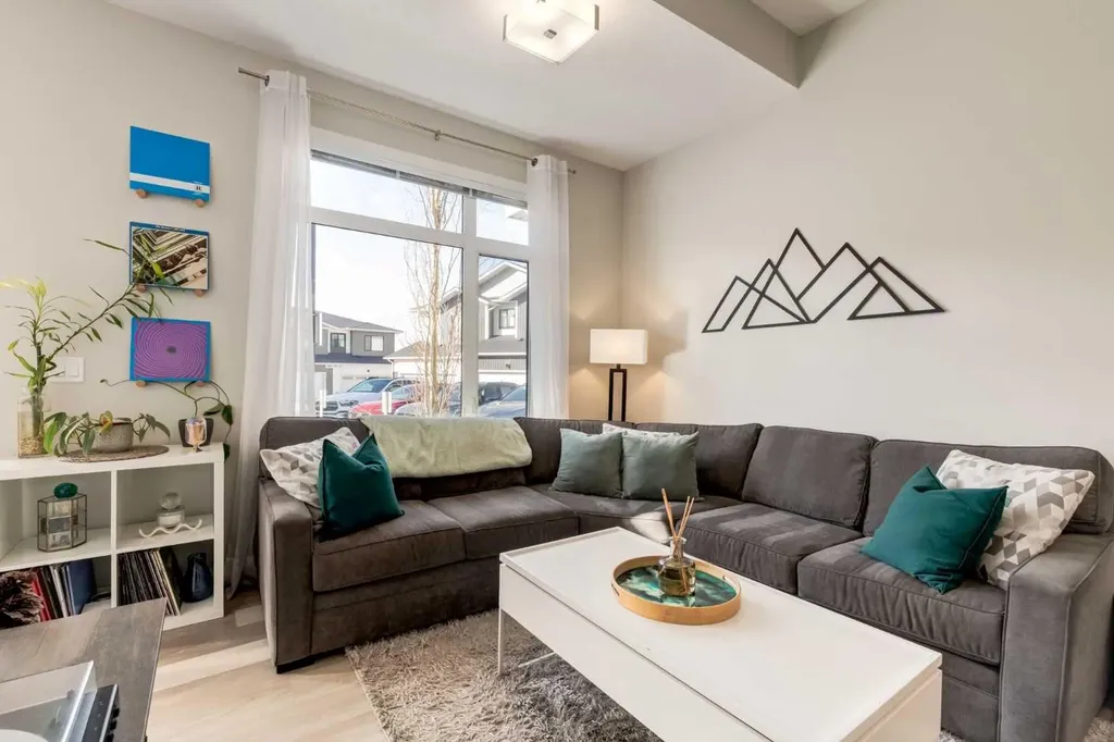 212 Crestbrook Common SW Calgary AB T3B 6L1