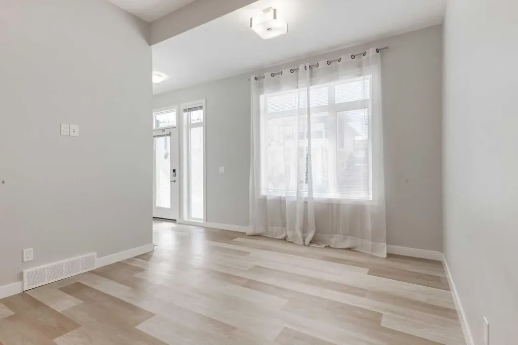 212 Crestbrook Common SW Calgary AB T3B 6L1