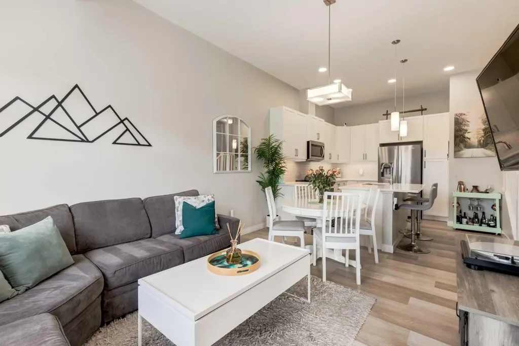 212 Crestbrook Common SW Calgary AB T3B 6L1