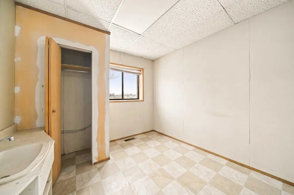 1020 Laut Avenue Crossfield AB T0M 0S0