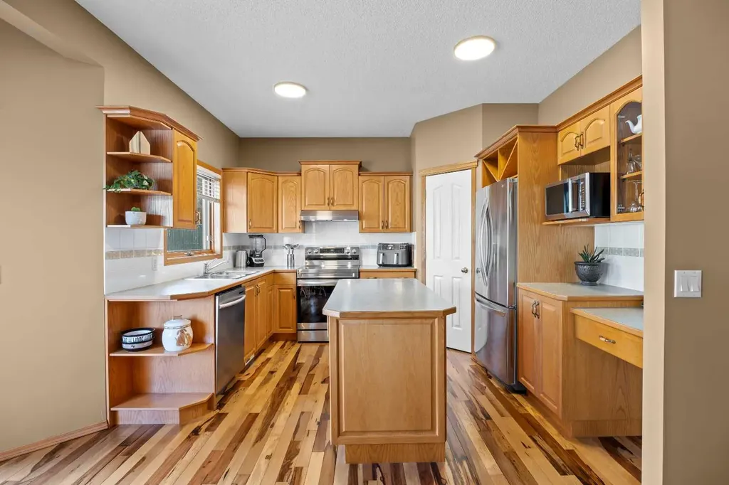 30 Gleneagles View Cochrane AB T0L 0W2