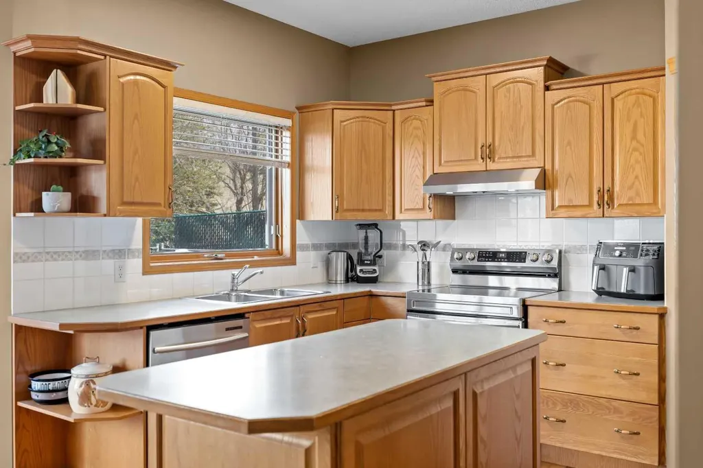 30 Gleneagles View Cochrane AB T0L 0W2
