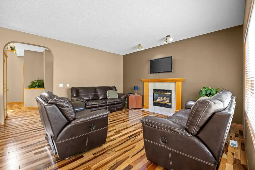 30 Gleneagles View Cochrane AB T0L 0W2