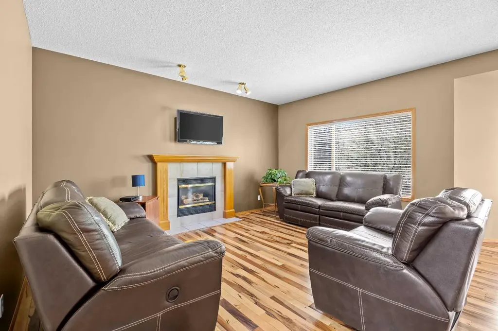 30 Gleneagles View Cochrane AB T0L 0W2