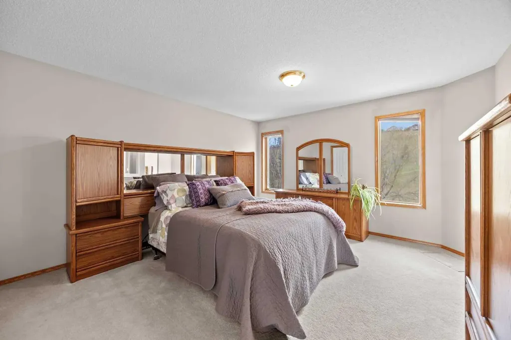 30 Gleneagles View Cochrane AB T0L 0W2