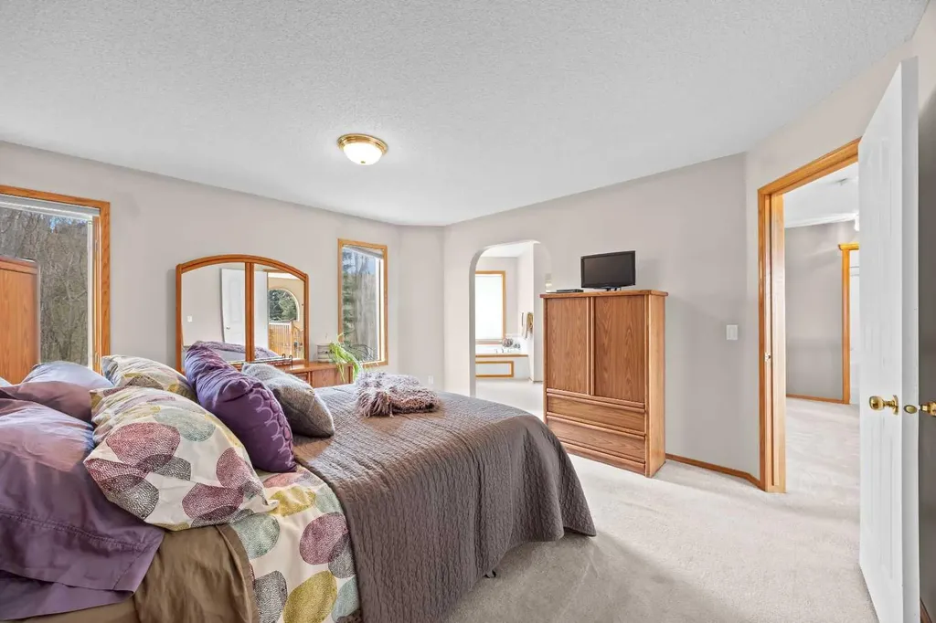 30 Gleneagles View Cochrane AB T0L 0W2