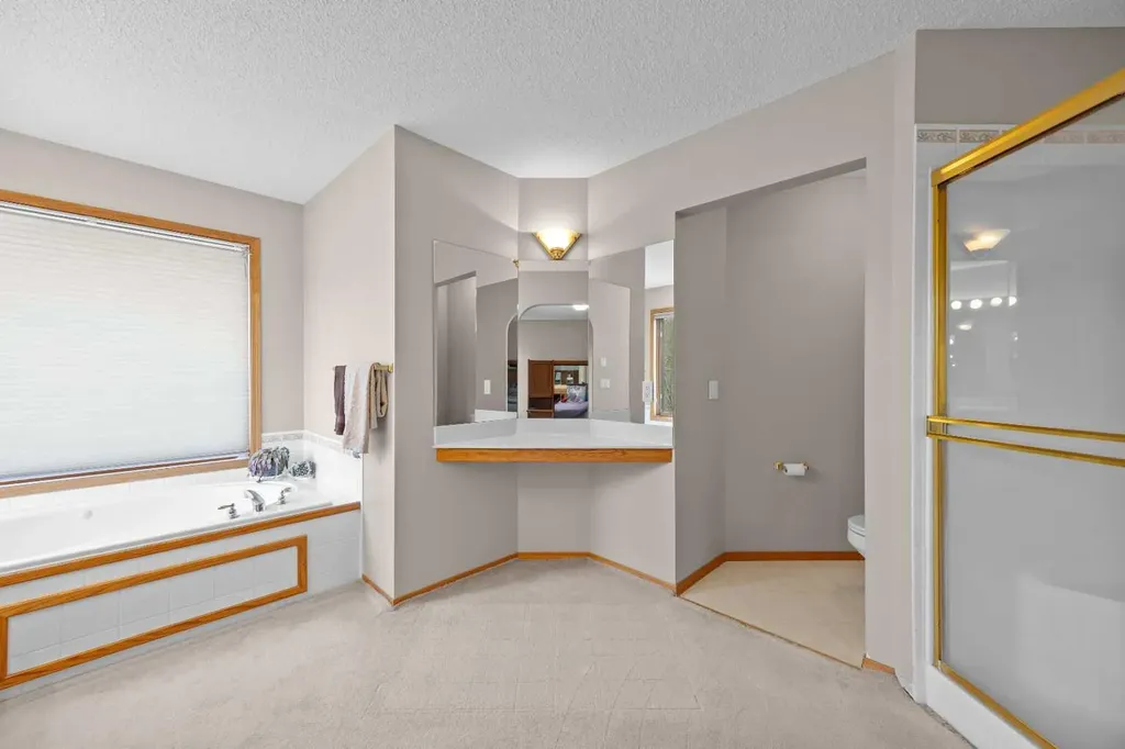 30 Gleneagles View Cochrane AB T0L 0W2