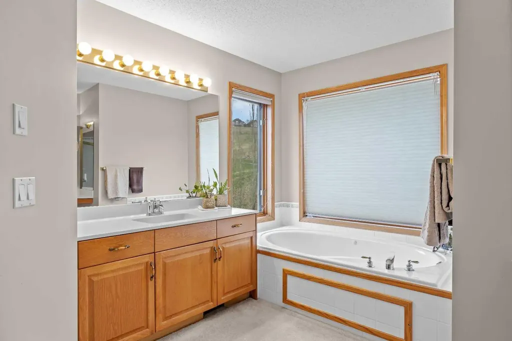 30 Gleneagles View Cochrane AB T0L 0W2