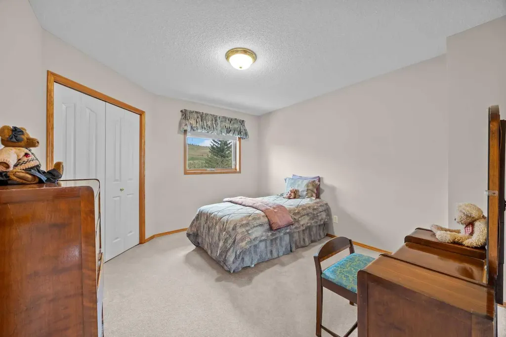 30 Gleneagles View Cochrane AB T0L 0W2