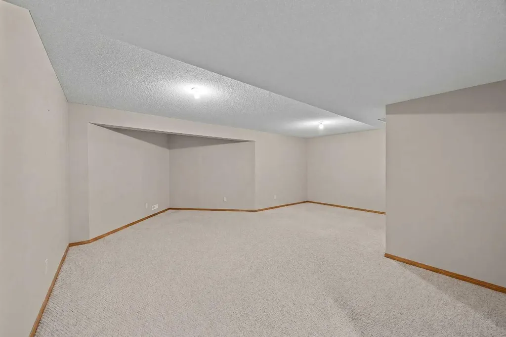 30 Gleneagles View Cochrane AB T0L 0W2
