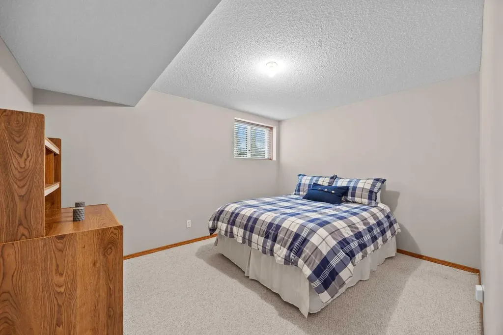 30 Gleneagles View Cochrane AB T0L 0W2