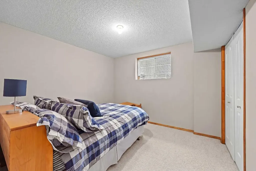 30 Gleneagles View Cochrane AB T0L 0W2