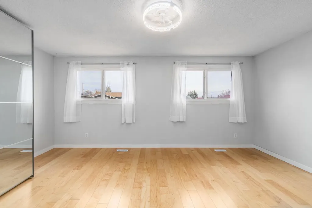 5207 5 Avenue SE Calgary AB T2A4X9