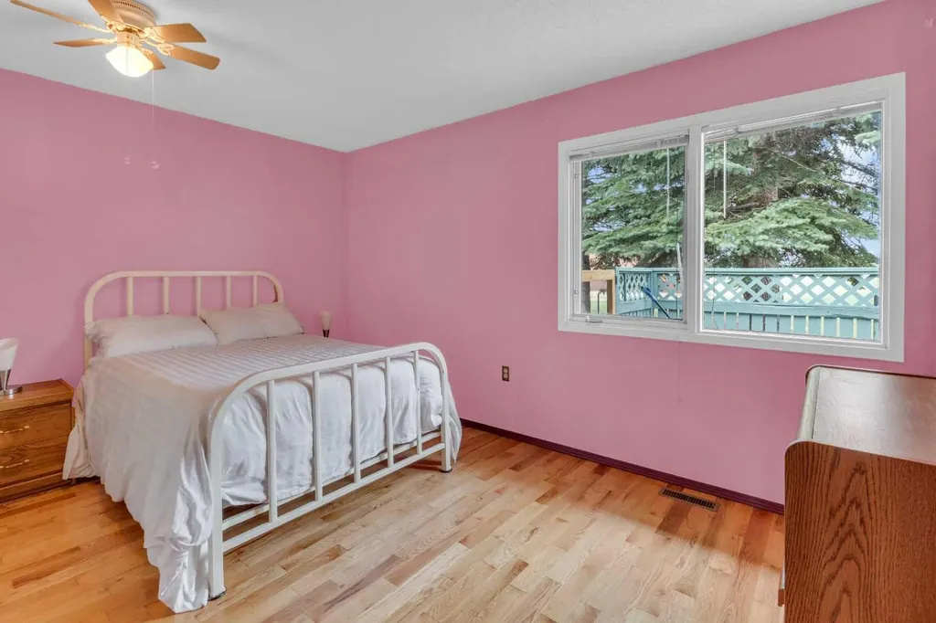 2831 Dovely Park SE Calgary AB T2B 3G3