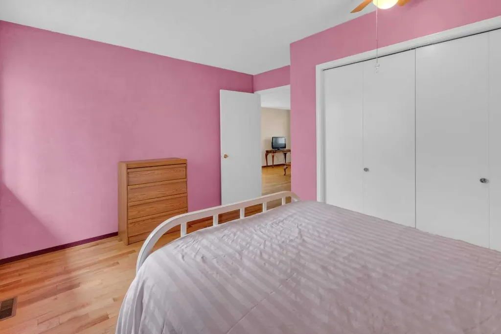 2831 Dovely Park SE Calgary AB T2B 3G3