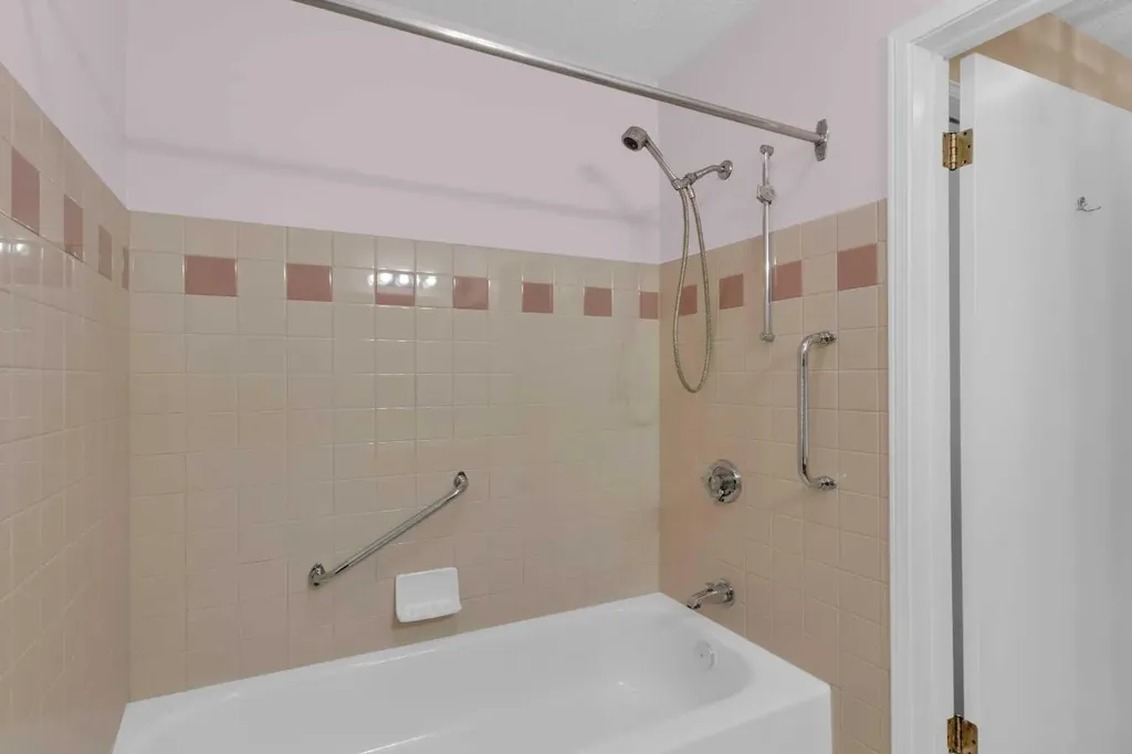 2831 Dovely Park SE Calgary AB T2B 3G3