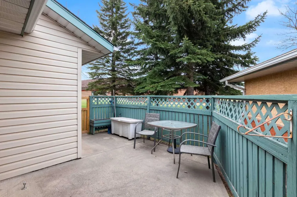 2831 Dovely Park SE Calgary AB T2B 3G3