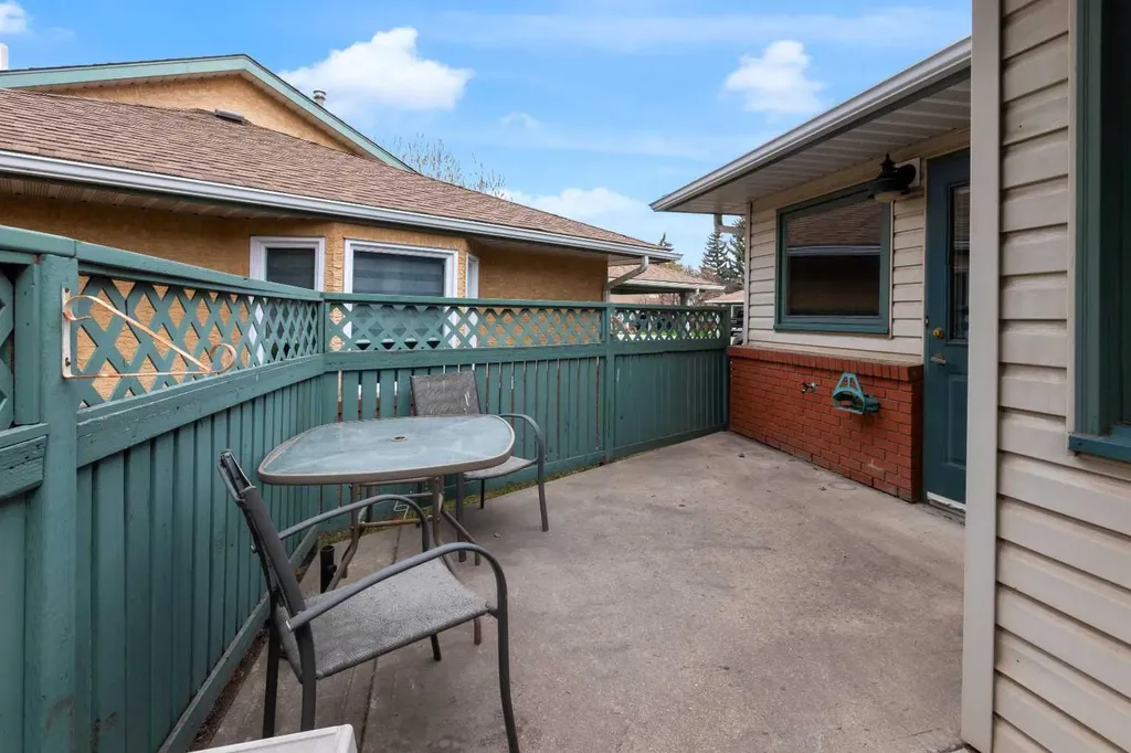 2831 Dovely Park SE Calgary AB T2B 3G3