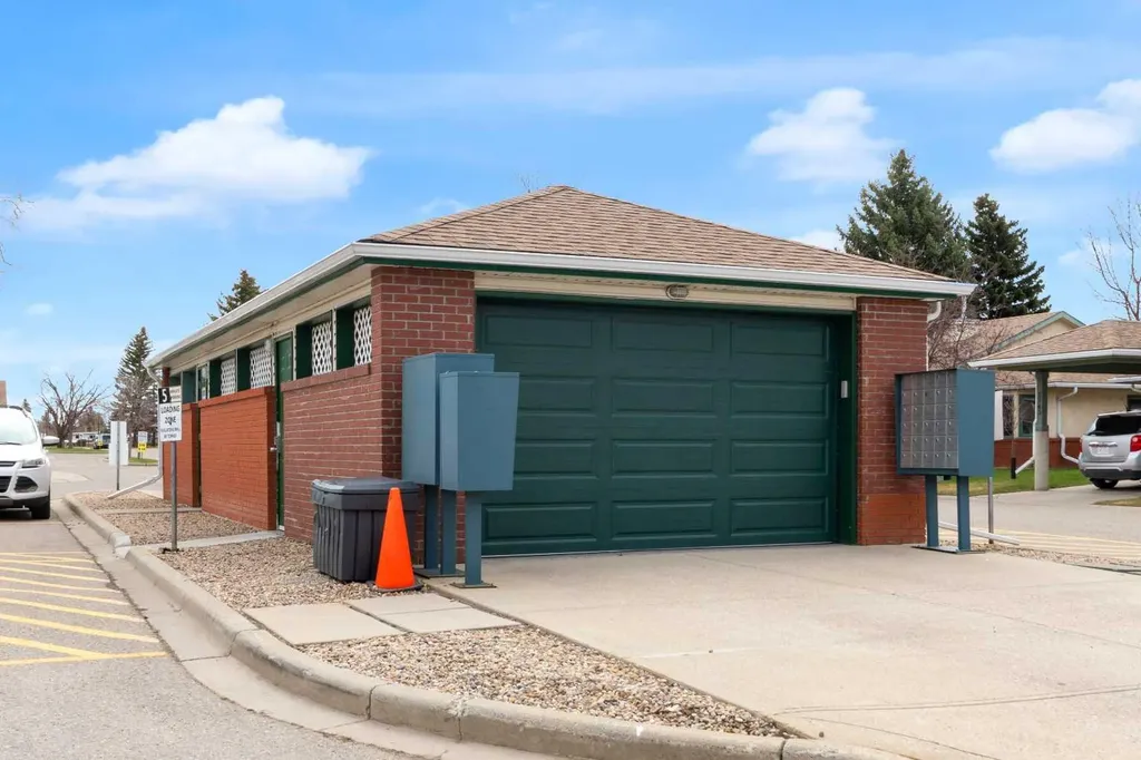 2831 Dovely Park SE Calgary AB T2B 3G3