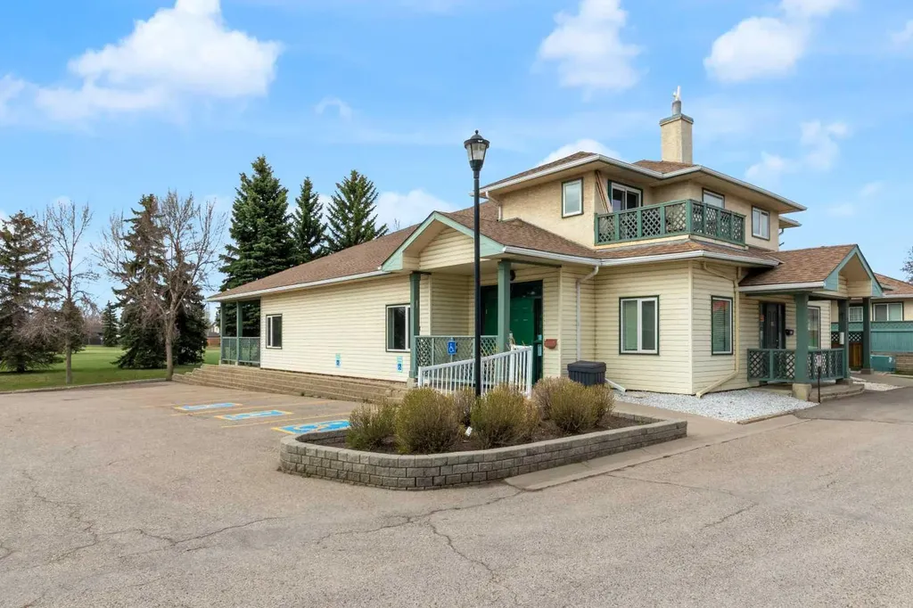 2831 Dovely Park SE Calgary AB T2B 3G3