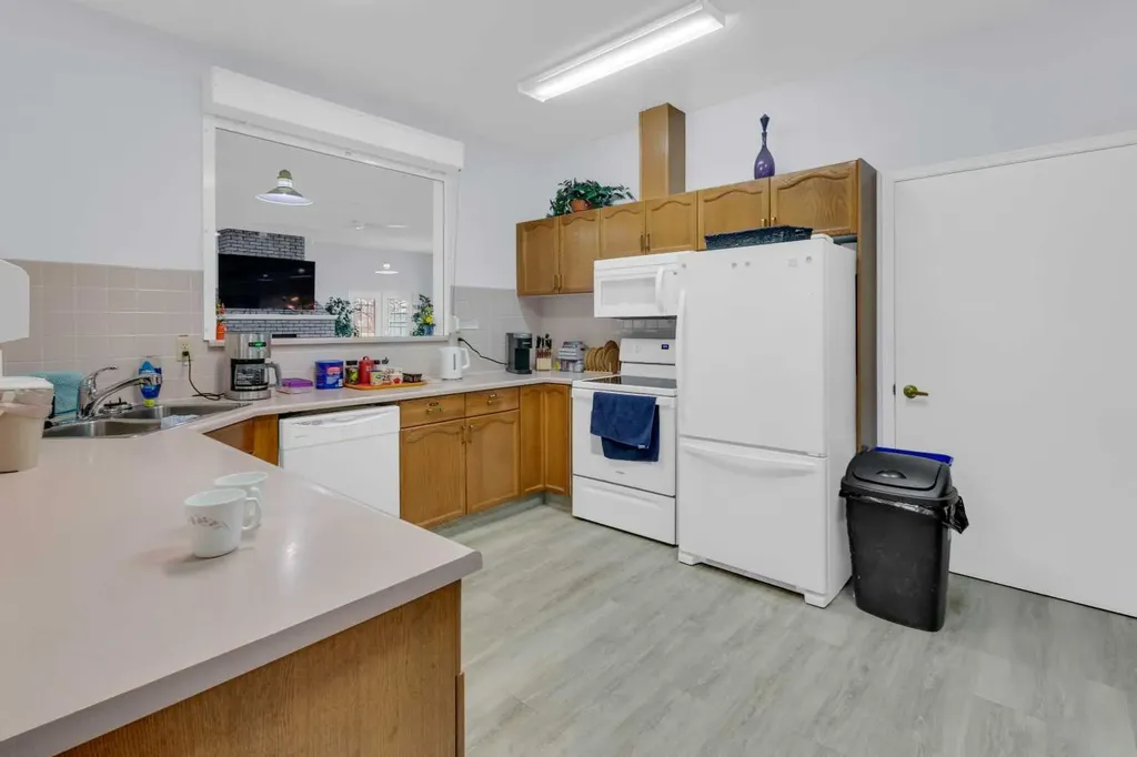 2831 Dovely Park SE Calgary AB T2B 3G3