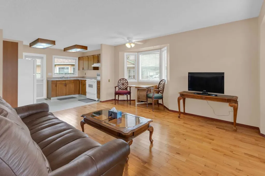 2831 Dovely Park SE Calgary AB T2B 3G3