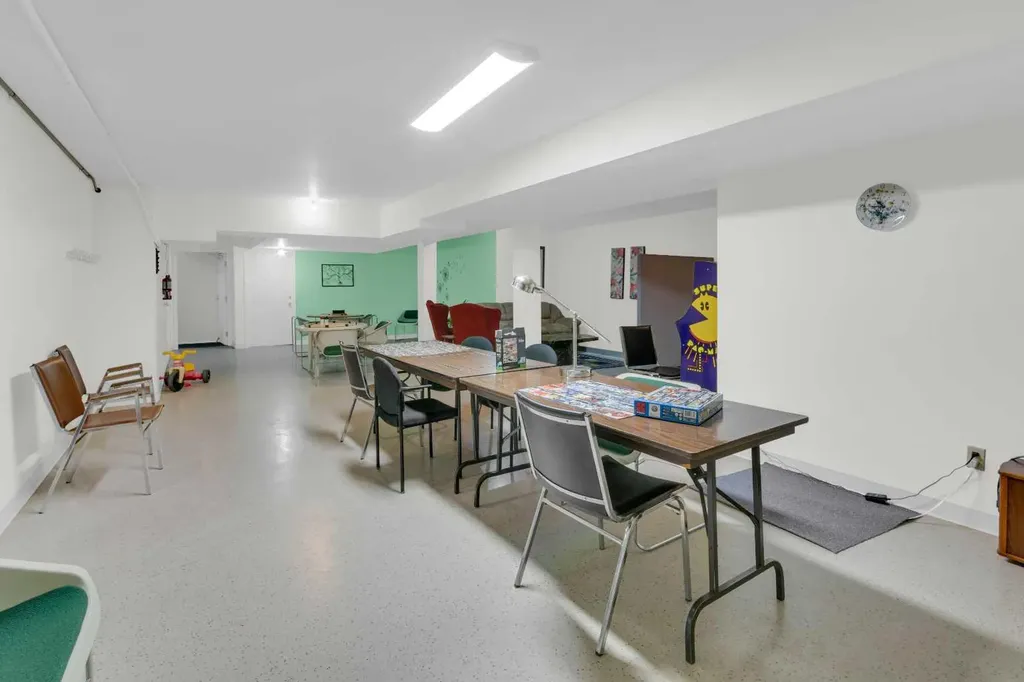 2831 Dovely Park SE Calgary AB T2B 3G3