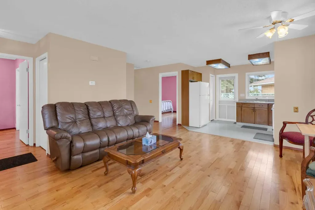 2831 Dovely Park SE Calgary AB T2B 3G3