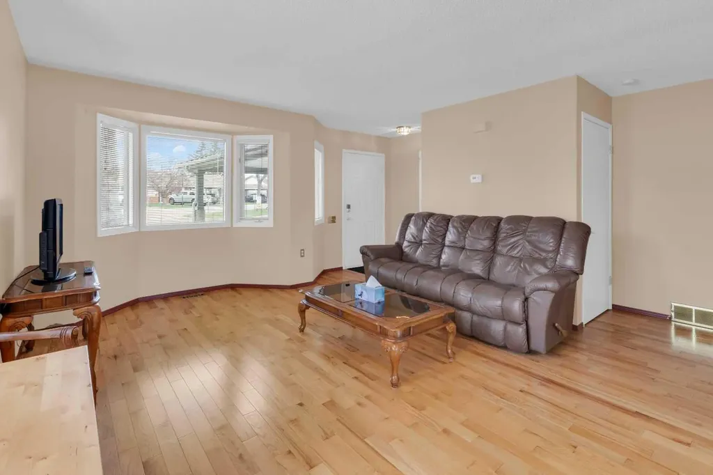 2831 Dovely Park SE Calgary AB T2B 3G3