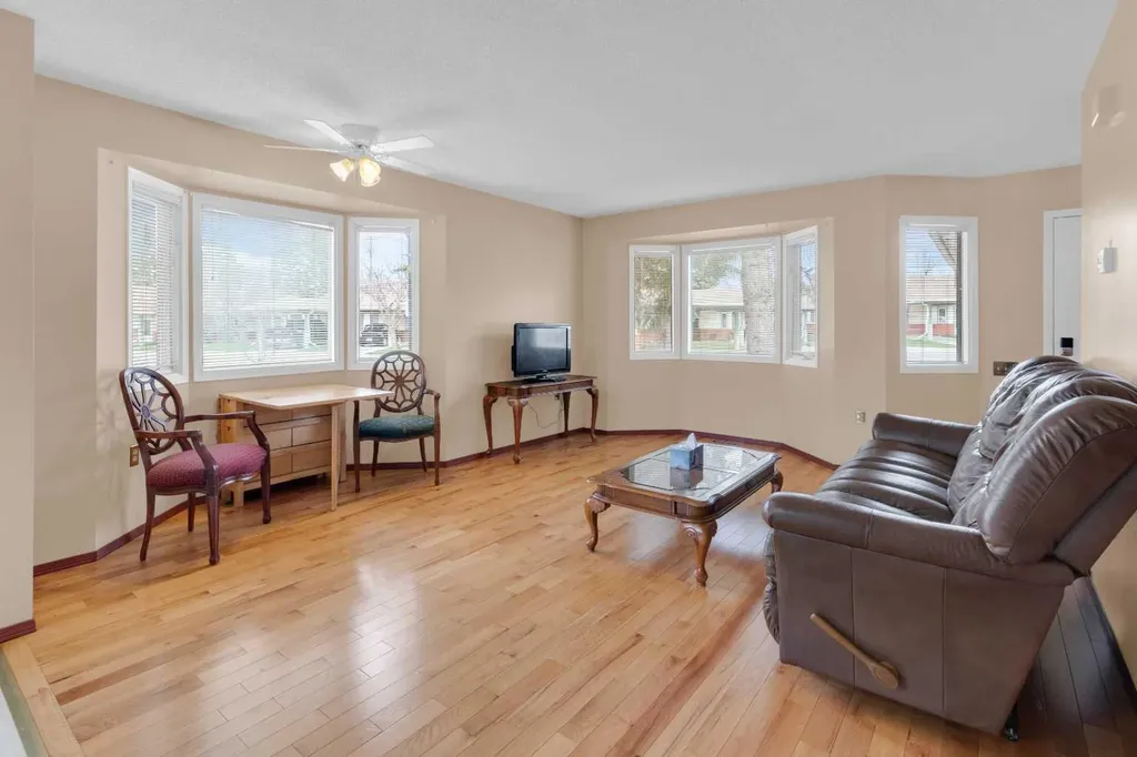 2831 Dovely Park SE Calgary AB T2B 3G3