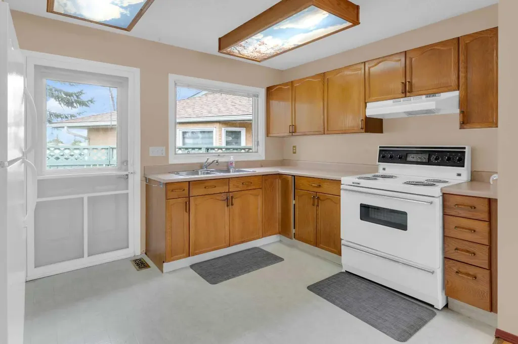 2831 Dovely Park SE Calgary AB T2B 3G3