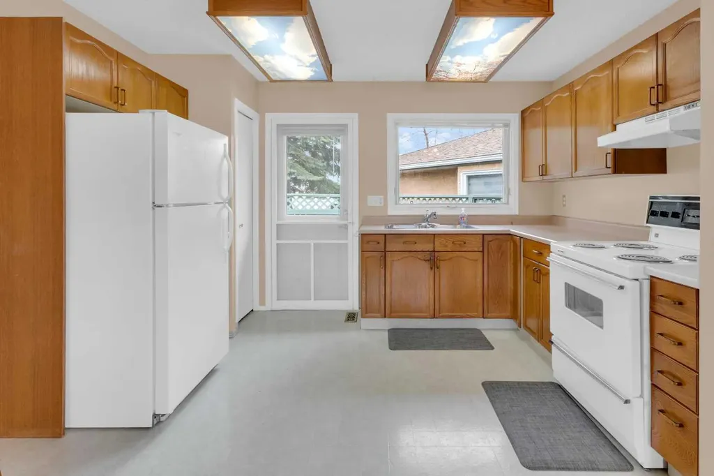 2831 Dovely Park SE Calgary AB T2B 3G3